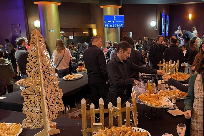 Arbre de Noël CSE au cinéma : réception et buffet décoré dans le hall d'un cinéma privatisé