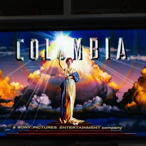 Fernseher Bildschirm zeigt Sony Columbia Markenzeichen - weibliche Figur im Vorspann, Symbolbild, Symbolfoto. Die US-amerikanische Schauspielerin Evelyn Venable stand mit ihrem Aussehen Modell für die Columbia Pictures-Frau